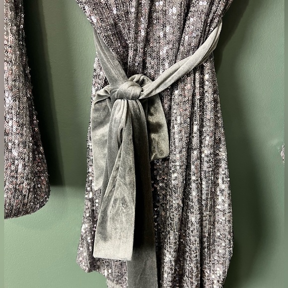 Silver sequin dress with velvet tie - Picture 2 of 5